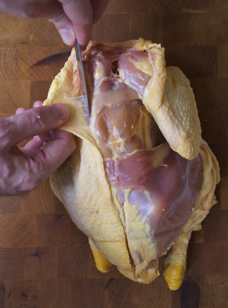 Sådan skærer du skindet af en kylling