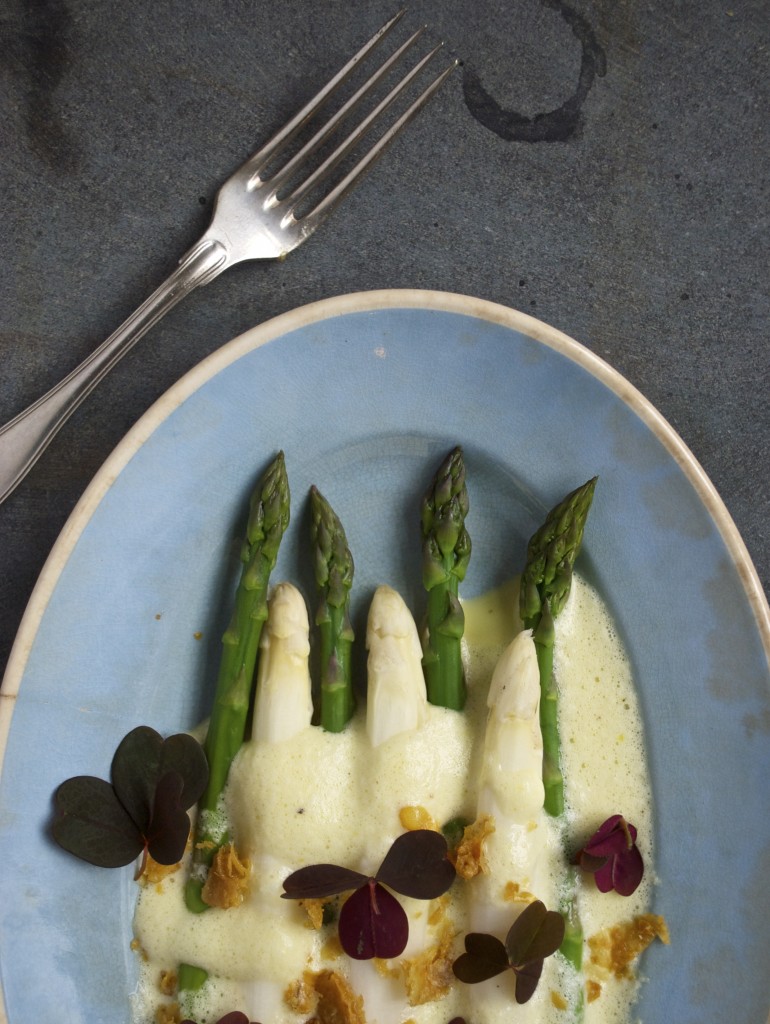 Hvide asparges og grønne asparges med luftig hollandaise og sprødt kyllingeskind - lige til din påskefrokost