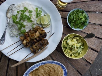 Malaysiske satay med coconut rice, peanutsauce og spicy agurke- og ananassalat