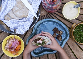 Grillet shawarma med pitabrød, tabouleh, syltet grønt og tahinadressing