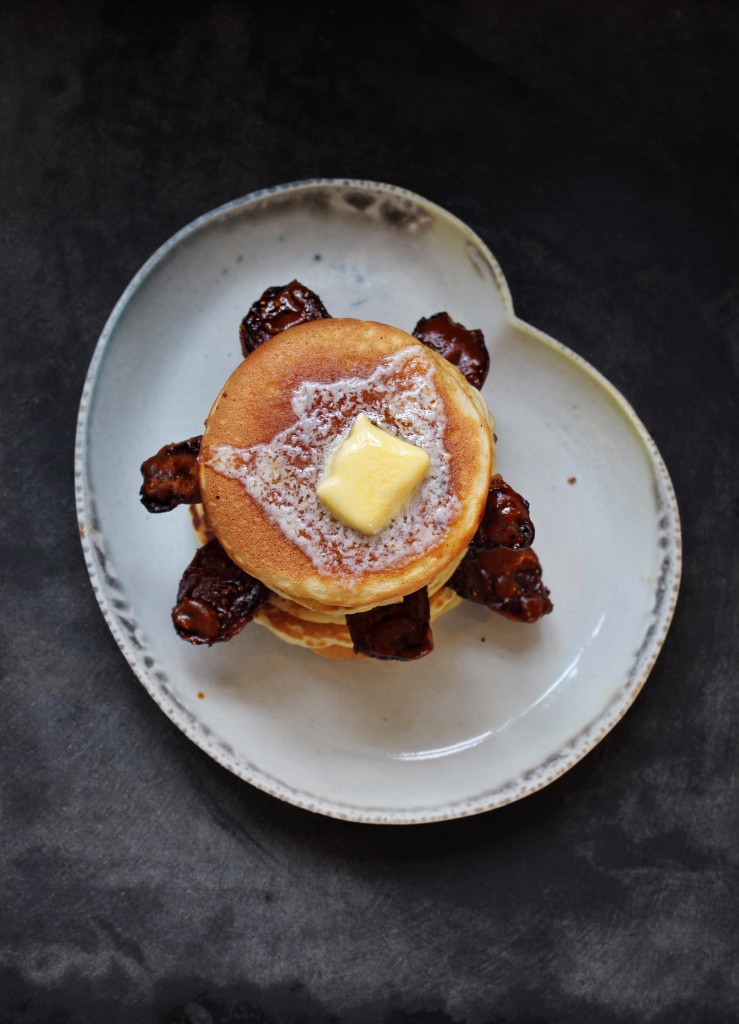 Opskrift på amerikanske pandekager med bourbonglaseret bacon til din brunch 