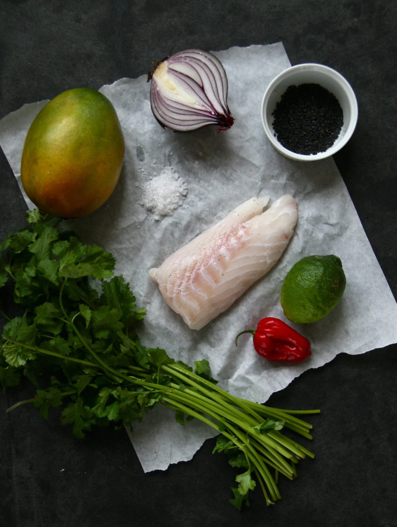 Opskrift på ceviche af torsk med mango, sort sesam og koriander. En perfekt og enkel forret til nytårsaften