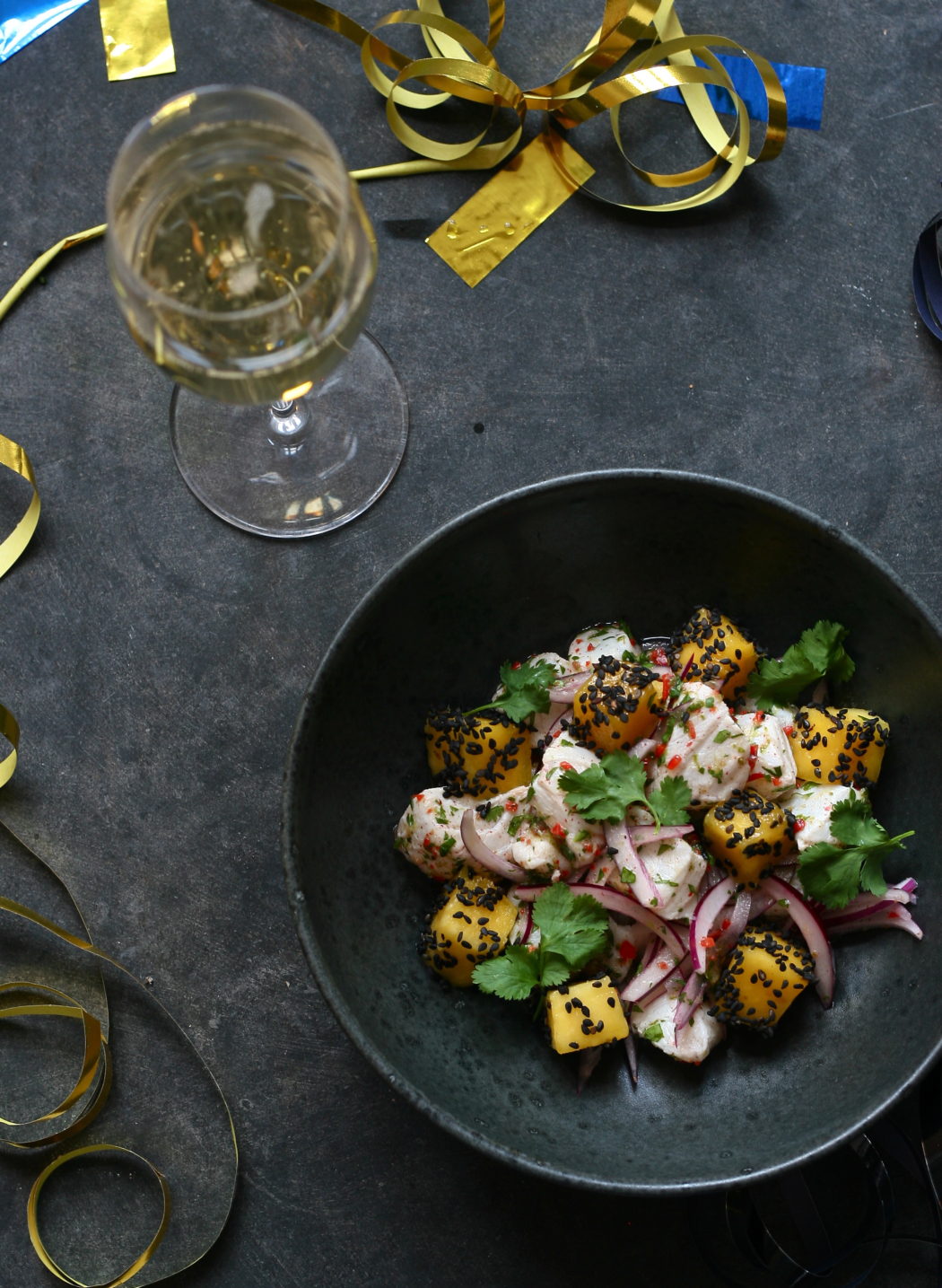 Ceviche af torsk med mango, sort sesam og koriander – Nytårsmenu 2