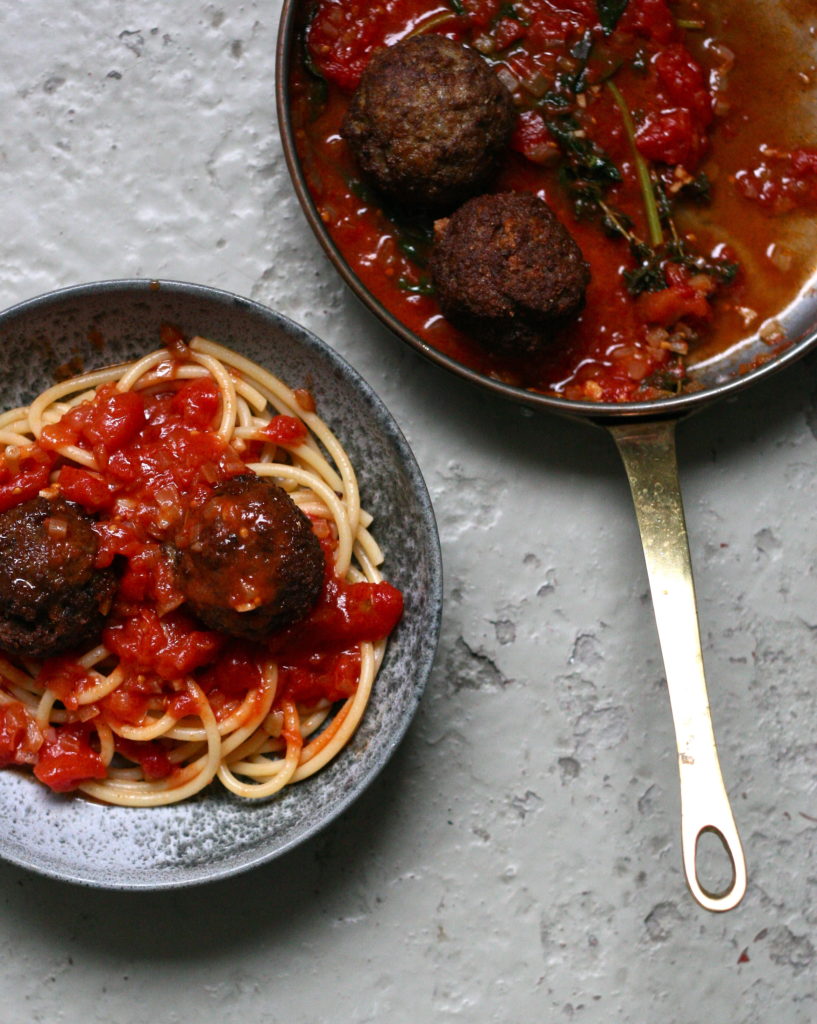 Italiensk-amerikanske kødboller med tomat sovs og pasta - de er sprøde, saftige og store