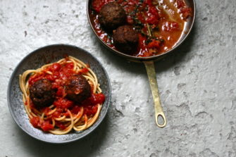 Italiensk-amerikanske kødboller med tomatsovs