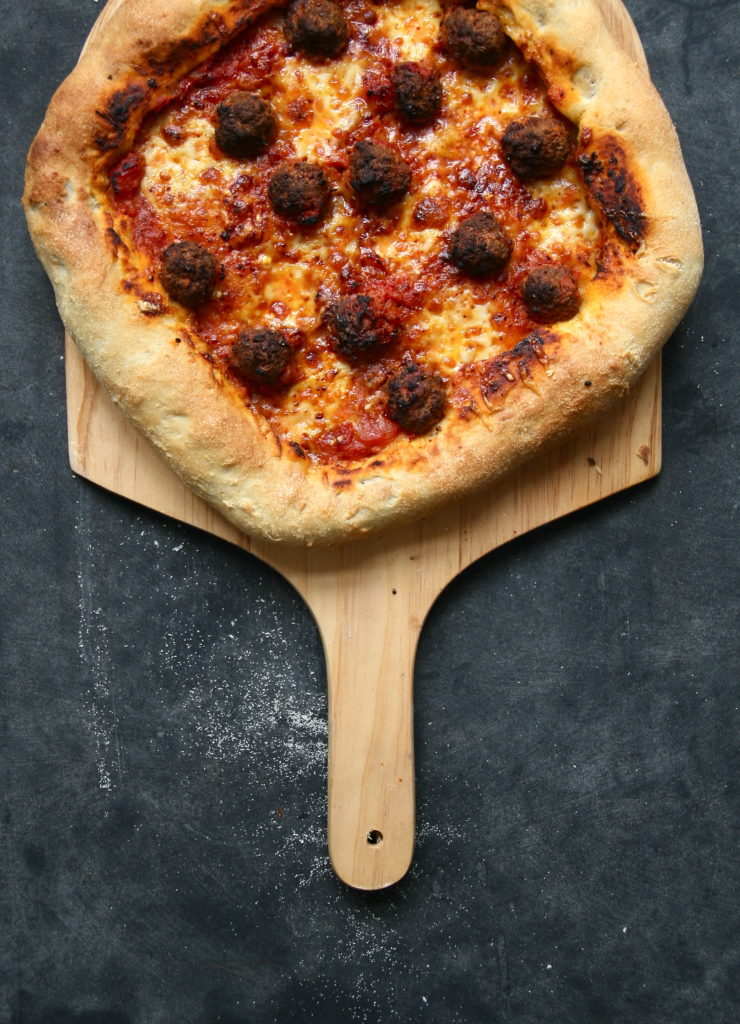 Pizza med pølse i skorpen - pølsehorn og pizza - er en rigtig god pizza til tømmermænd