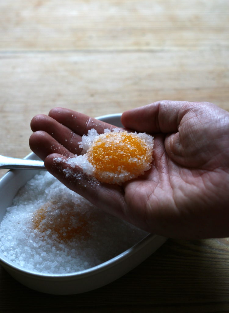 Opskrift på tatar med sukkersaltet æggeblommer, syltet citronskal, estragonmayonnaise og sprød pumpernickel