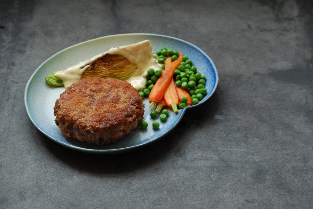 Opskrift på krebinetter eller karbonader med stegt spidskål, gulerødder, ærter og parmesancreme