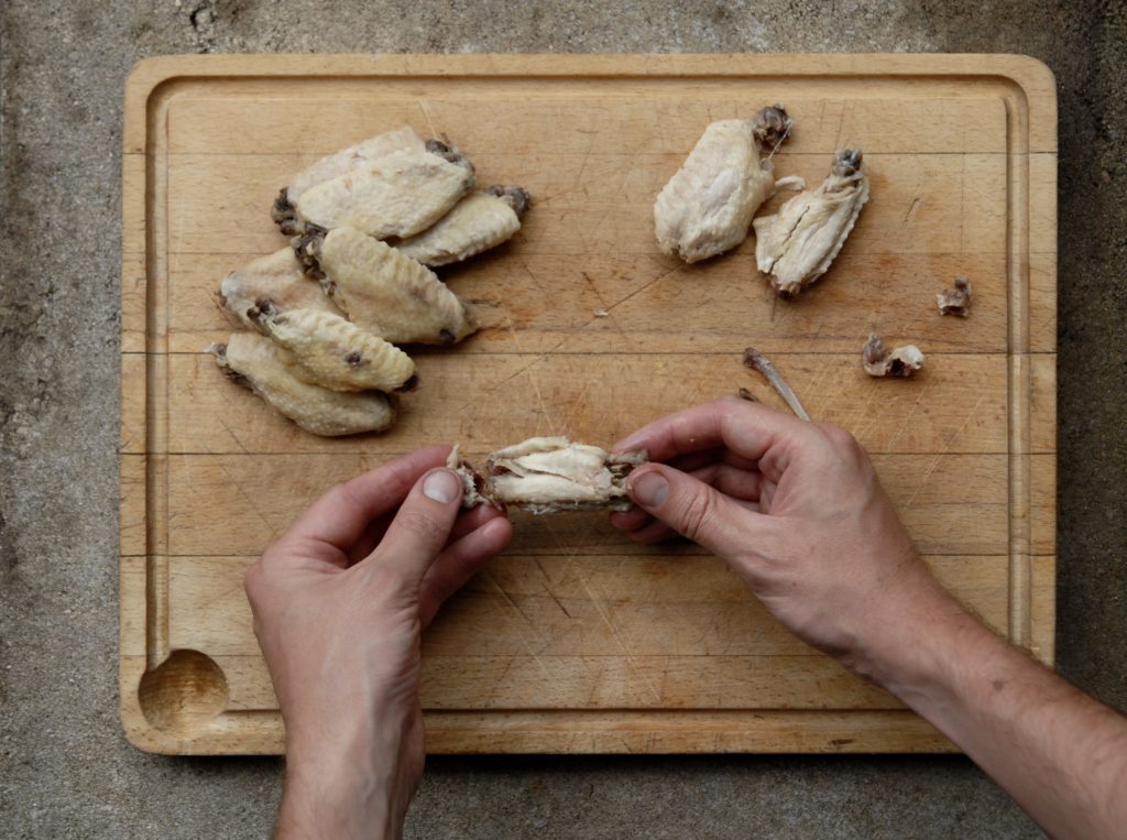 Opskrift på hjemmelavede Chicken wings - sprøde kyllingevinger med hotsauce perfekt til snack til fodbold