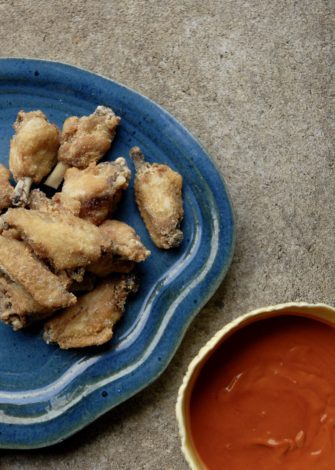 Chicken wings – sprøde kyllingevinger med hot sauce