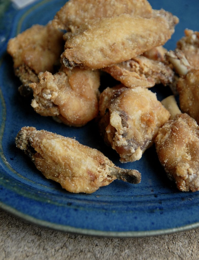 Opskrift på hjemmelavede Chicken wings - sprøde kyllingevinger med hotsauce perfekt til snack til fodbold