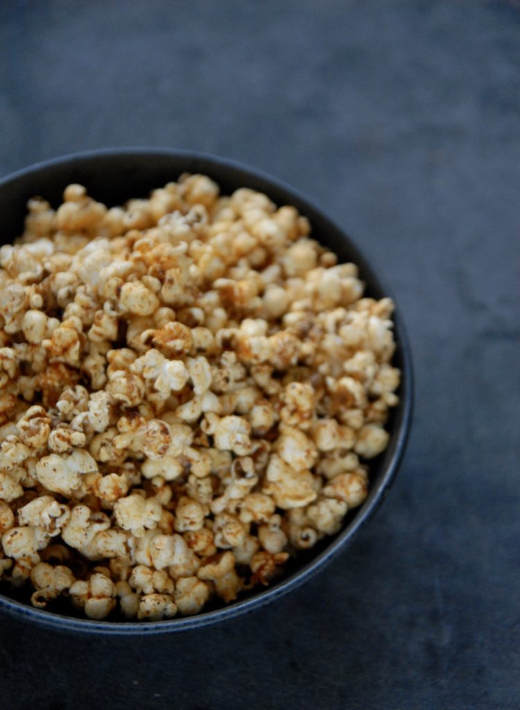 Opskrift på popcorn med chili og ostesmag - sådan bruger du gærflager i stedet for ost