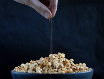 Popcorn med chili- og ostesmag